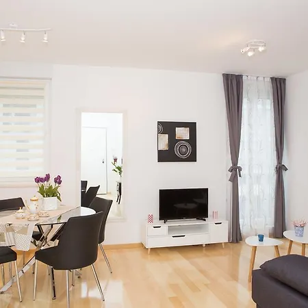 Iris Luxury Apartment *